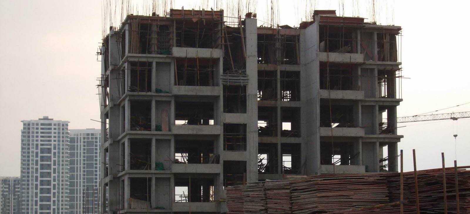 星耀五洲曾經空曠的“萬人廣場”上停滿車輛 摘掉天津最大爛尾