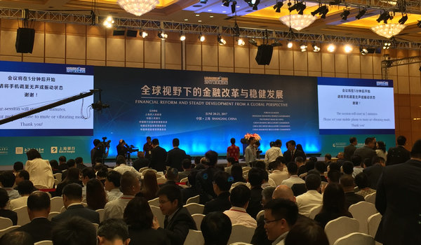 <b>周小川：金融服務業受益于開放 進一步擴大開放</b>