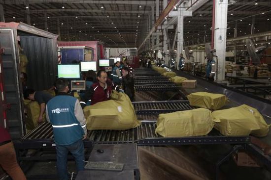 快遞迎來又一高峰:雙12郵政快遞企業共攬收包裹 快遞迎來又一高峰:雙12郵政快遞企業共攬收包裹