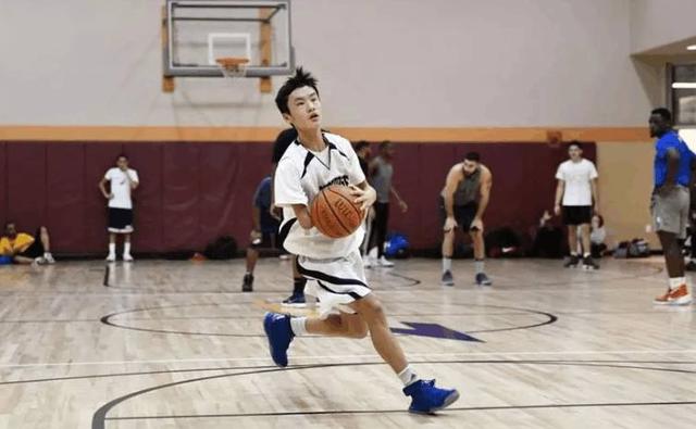 獨臂男孩成籃球隊主力 單場32分打翻美國高中隊 獨臂男孩成籃球隊主力 單場32分打翻美國高中隊