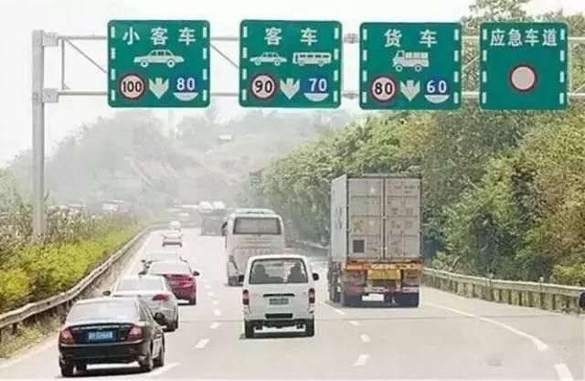 女司機龜速開寶馬高速行駛 大貨追尾直接報廢 女司機龜速開寶馬高速行駛 大貨追尾直接報廢