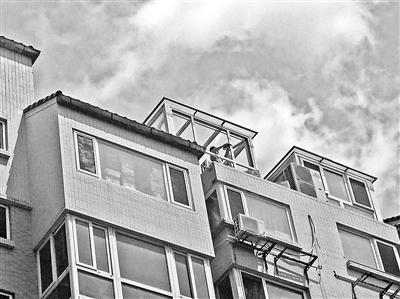 北京某小區(qū)樓頂共建有67個(gè)“小房間” 北京某小區(qū)樓頂共建有67個(gè)“小房間”