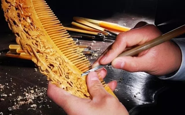 一年賣330萬把梳子賺上億,殘疾富豪譚傳華20年堅守一把梳子