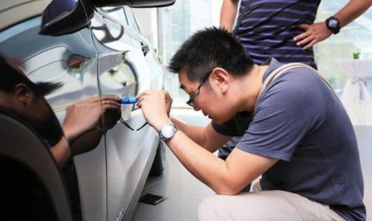 驗車小細(xì)節(jié) 4S店銷售把你當(dāng)做老司機(jī)
