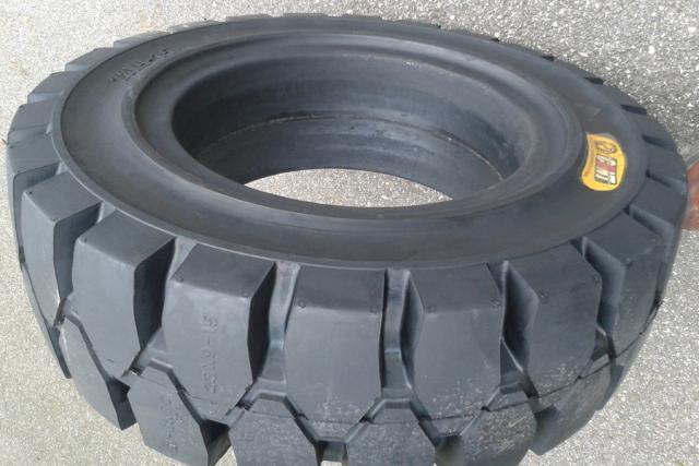 超70%的高速事故由爆胎引起 那為啥不用實心輪胎 超70%的高速事故由爆胎引起 那為啥不用實心輪胎