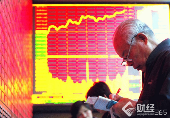 一位老股民在炒股