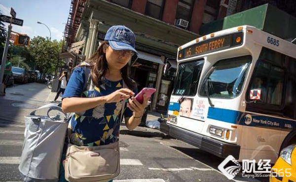 過馬路還玩手機？那你可能要交罰款了！