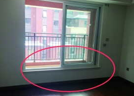 客廳與陽臺間的窗臺高度約45厘米