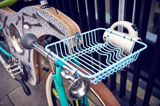 外國小哥用廚具造自行車 還專門騎它送餐，簡直亮瞎眼！