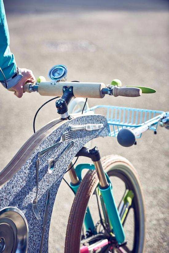 外國小哥用廚具造自行車 還專門騎它送餐，簡直亮瞎眼！