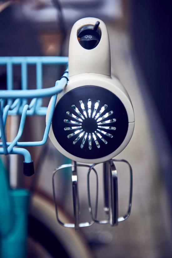 外國小哥用廚具造自行車 還專門騎它送餐，簡直亮瞎眼！