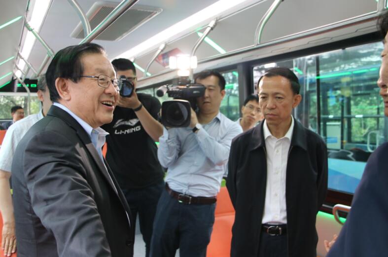 參觀體驗智能駕駛客車 參觀體驗智能駕駛客車